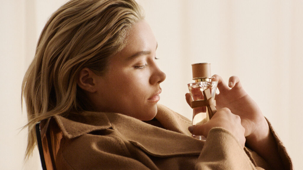Max Mara habille la peau : la maison signe son premier parfum 77 MM LE PARFUM EDP 2026 BTS MODEL 04 RGB 300dpi 16x9