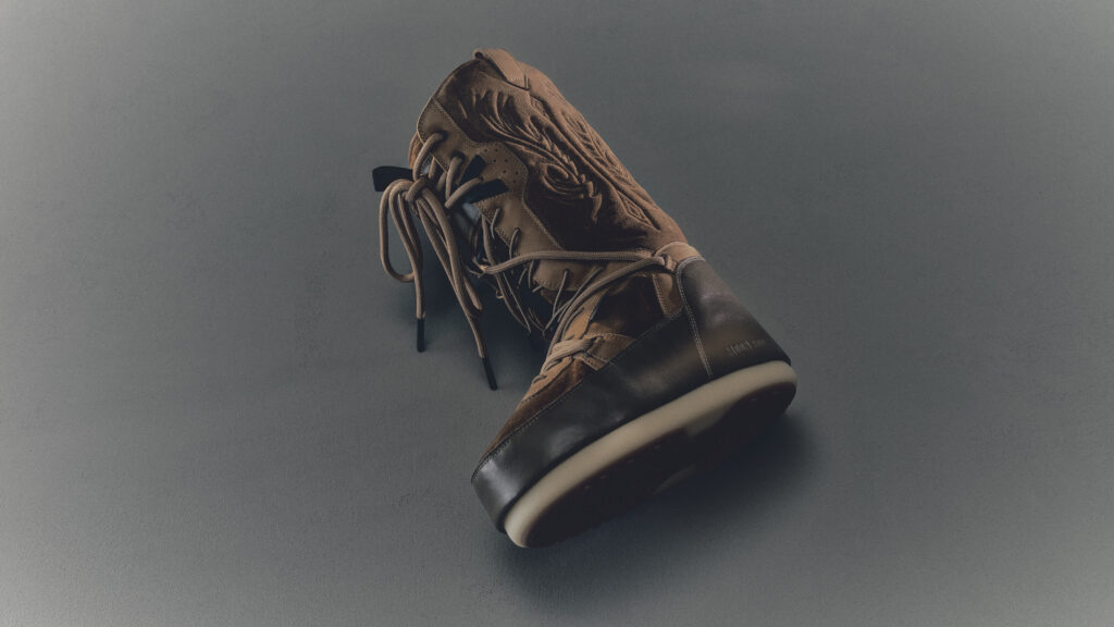 Moncler fait dialoguer la montagne et la ville dans sa collection Footwear Automne-Hiver 2026 50 MONCLER MOON BOOT ICON HIGH RODEO 00000001