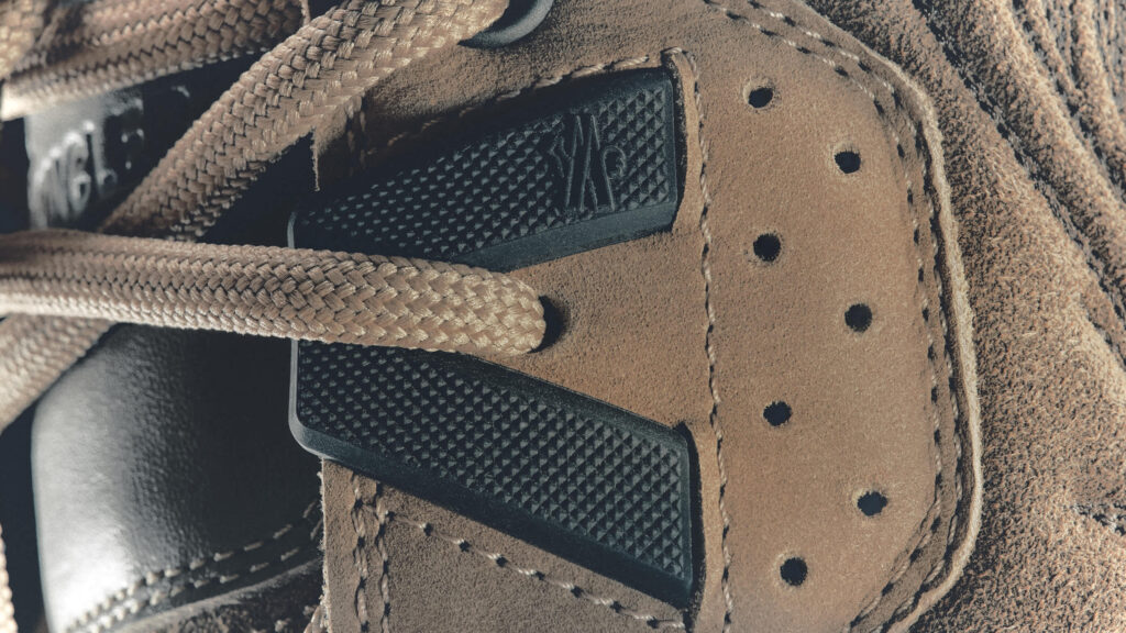 Moncler fait dialoguer la montagne et la ville dans sa collection Footwear Automne-Hiver 2026 53 MONCLER MOON BOOT ICON HIGH RODEO 00000004