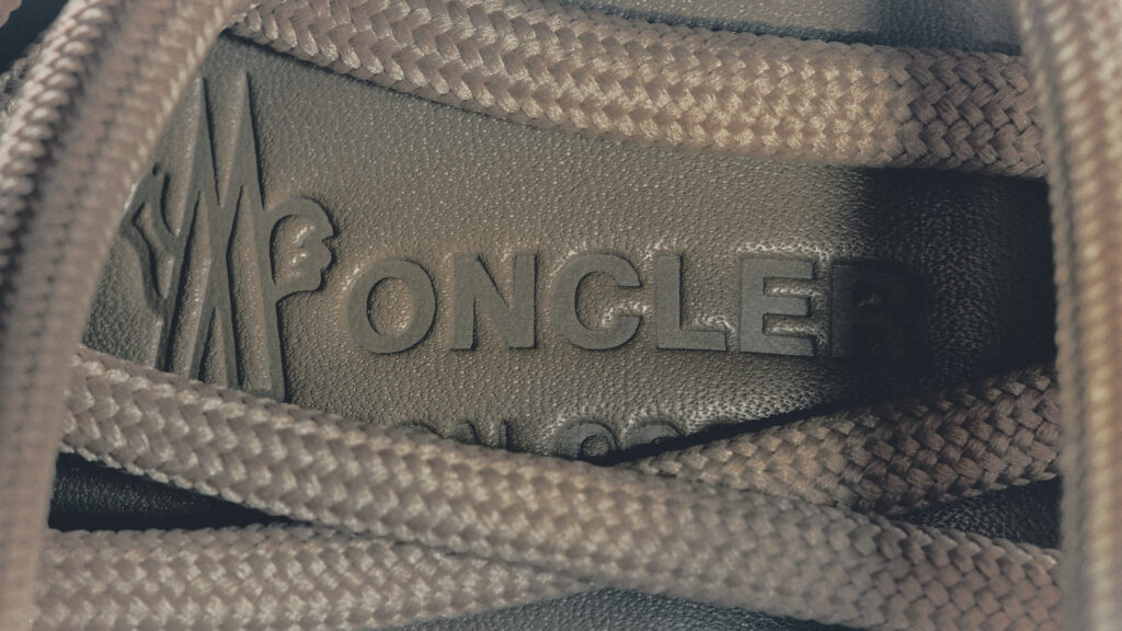 Moncler fait dialoguer la montagne et la ville dans sa collection Footwear Automne-Hiver 2026 54 MONCLER MOON BOOT ICON HIGH RODEO 00000005