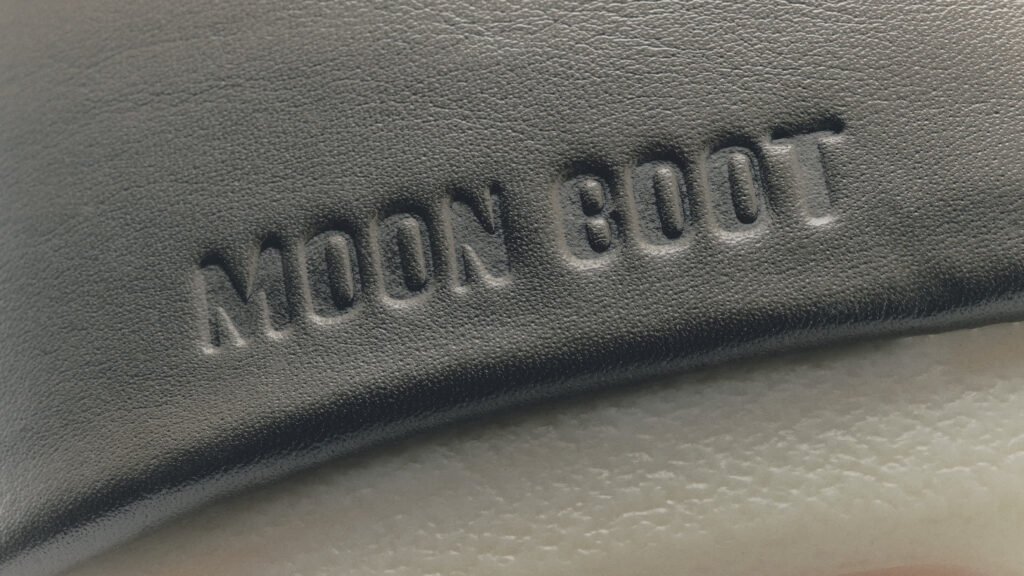 Moncler fait dialoguer la montagne et la ville dans sa collection Footwear Automne-Hiver 2026 56 MONCLER MOON BOOT ICON HIGH RODEO 00000007