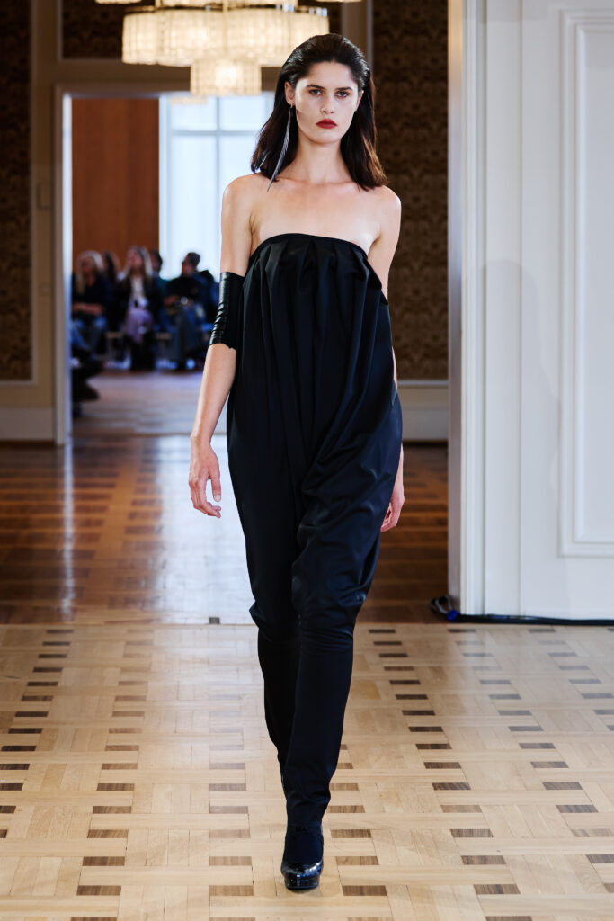 Martin Quad, ou la mode qui se regarde disparaître 34 MartinQuad SS27 Runway10 by Finnegan Koichi Godenschweger for BFW 2x3