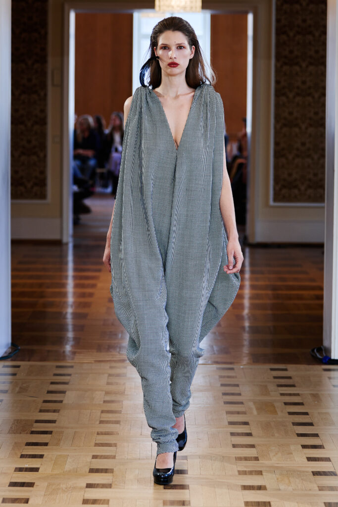 Martin Quad, ou la mode qui se regarde disparaître 35 MartinQuad SS27 Runway11 by Finnegan Koichi Godenschweger for BFW 2x3