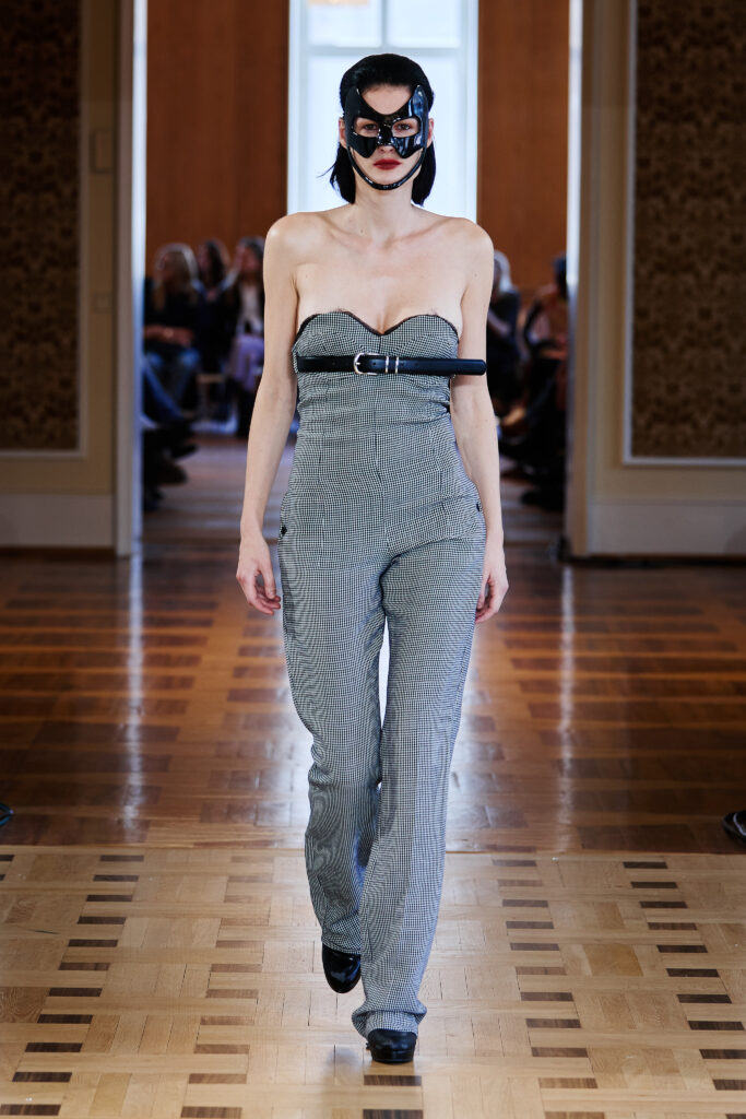 Martin Quad, ou la mode qui se regarde disparaître 36 MartinQuad SS27 Runway12 by Finnegan Koichi Godenschweger for BFW 2x3