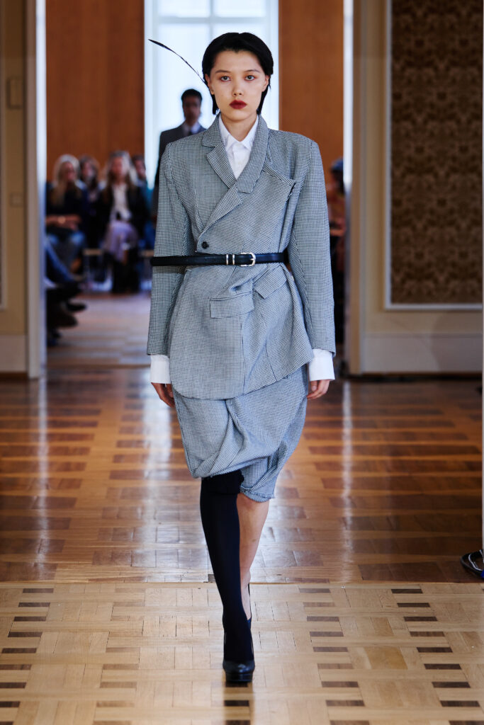Martin Quad, ou la mode qui se regarde disparaître 37 MartinQuad SS27 Runway13 by Finnegan Koichi Godenschweger for BFW 2x3
