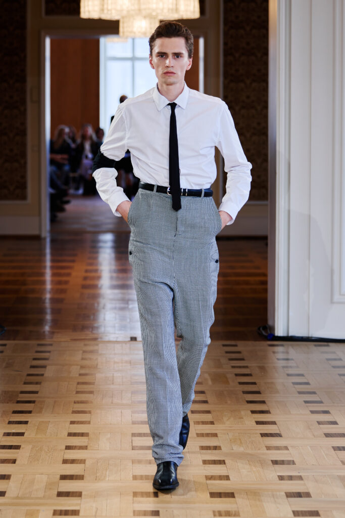 Martin Quad, ou la mode qui se regarde disparaître 43 MartinQuad SS27 Runway19 by Finnegan Koichi Godenschweger for BFW 2x3