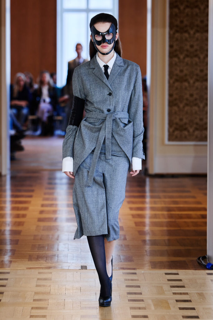 Martin Quad, ou la mode qui se regarde disparaître 25 MartinQuad SS27 Runway1 by Finnegan Koichi Godenschweger for BFW 2x3