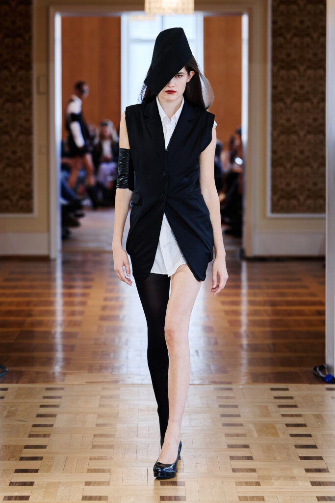 Martin Quad, ou la mode qui se regarde disparaître 45 MartinQuad SS27 Runway21 by Finnegan Koichi Godenschweger for BFW 2x3
