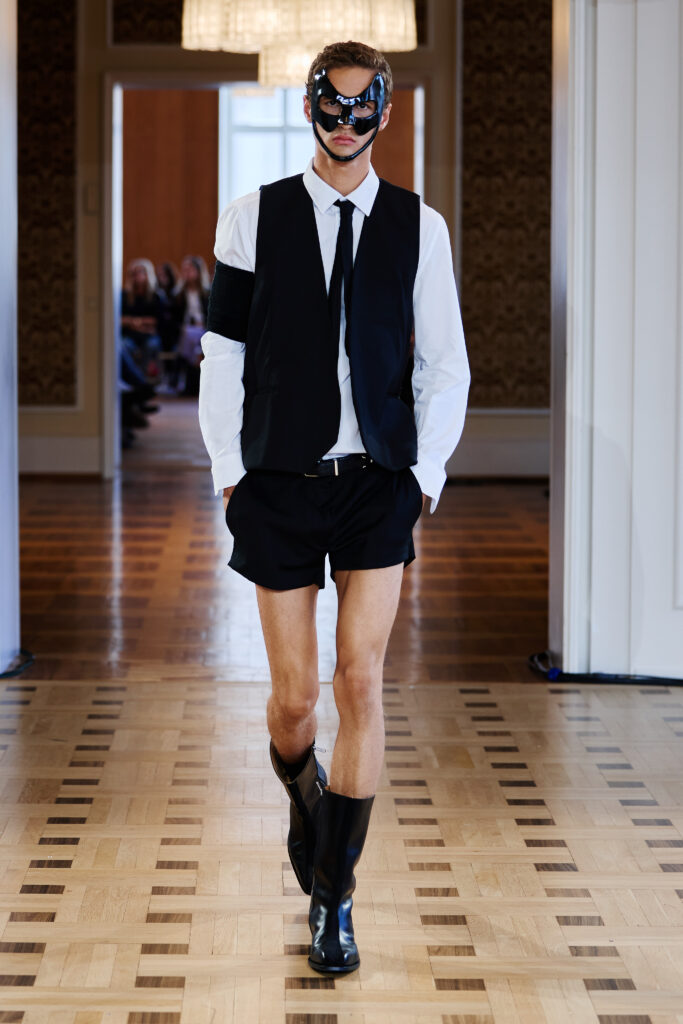 Martin Quad, ou la mode qui se regarde disparaître 46 MartinQuad SS27 Runway22 by Finnegan Koichi Godenschweger for BFW 2x3