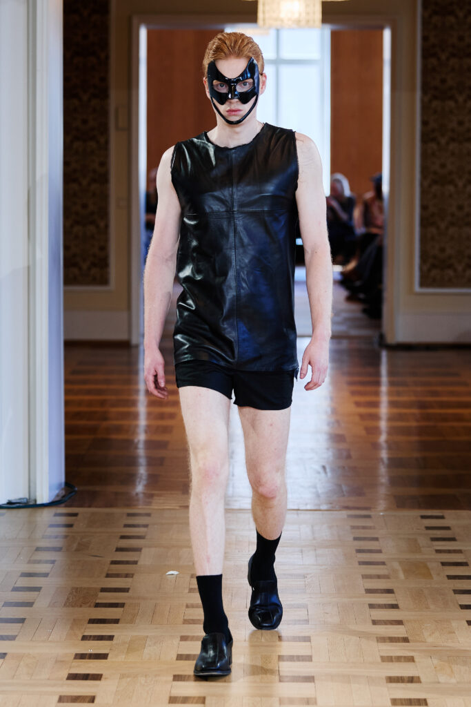 Martin Quad, ou la mode qui se regarde disparaître 50 MartinQuad SS27 Runway26 by Finnegan Koichi Godenschweger for BFW 2x3
