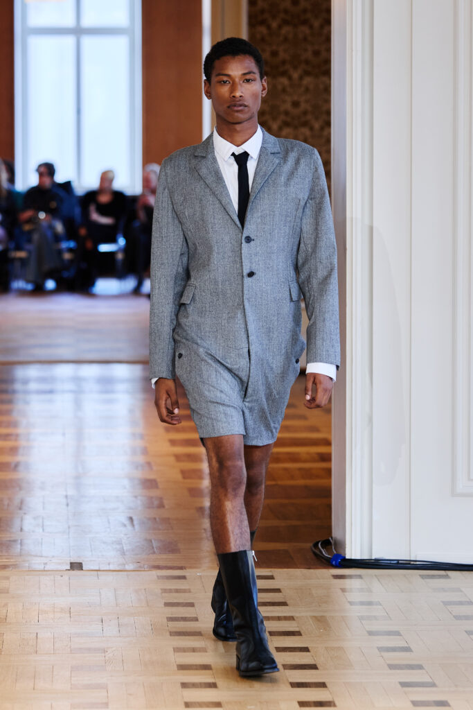 Martin Quad, ou la mode qui se regarde disparaître 27 MartinQuad SS27 Runway3 by Finnegan Koichi Godenschweger for BFW 2x3