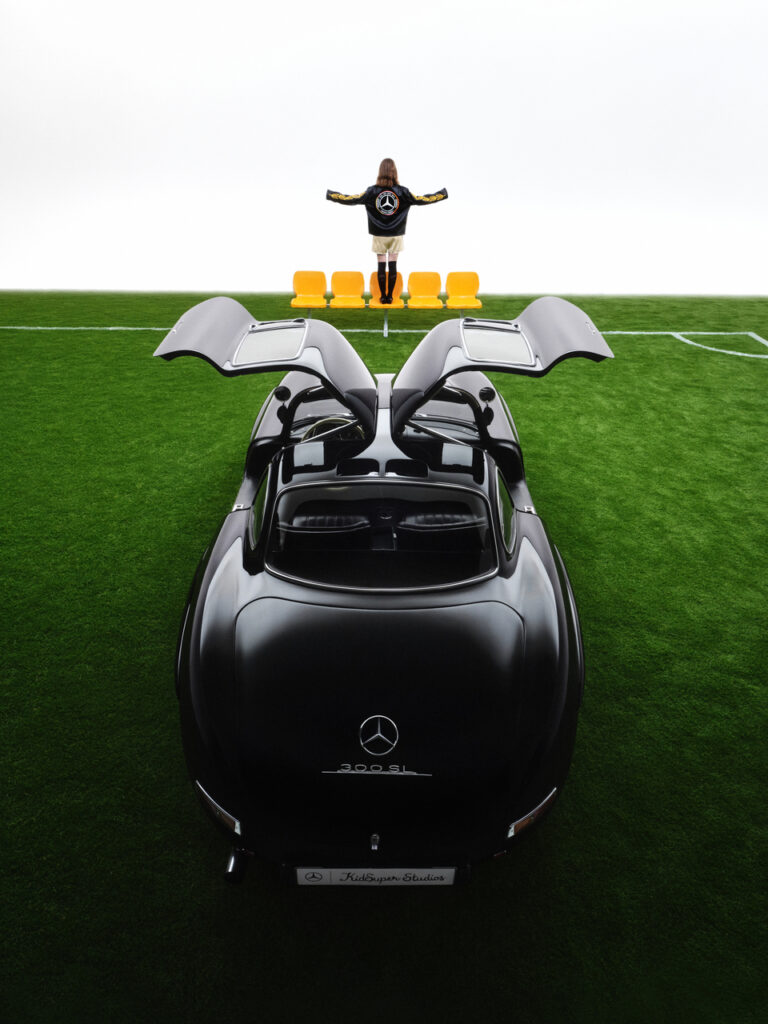 Sept voitures, sept étoiles : Mercedes-Benz et KidSuper rejouent l'histoire du football en mode 42 Mercedes Benz x KidSuper Fashion Collection Campaign 003