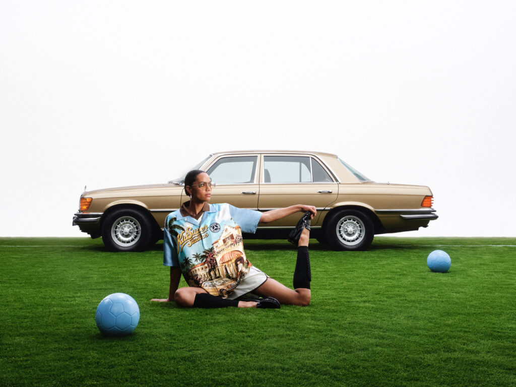 Sept voitures, sept étoiles : Mercedes-Benz et KidSuper rejouent l'histoire du football en mode 33 Mercedes Benz x KidSuper Fashion Collection Campaign 004