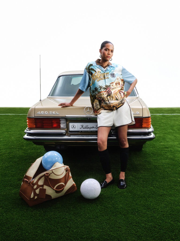 Sept voitures, sept étoiles : Mercedes-Benz et KidSuper rejouent l'histoire du football en mode 34 Mercedes Benz x KidSuper Fashion Collection Campaign 005