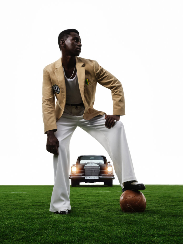 Sept voitures, sept étoiles : Mercedes-Benz et KidSuper rejouent l'histoire du football en mode 28 Mercedes Benz x KidSuper Fashion Collection Campaign 007
