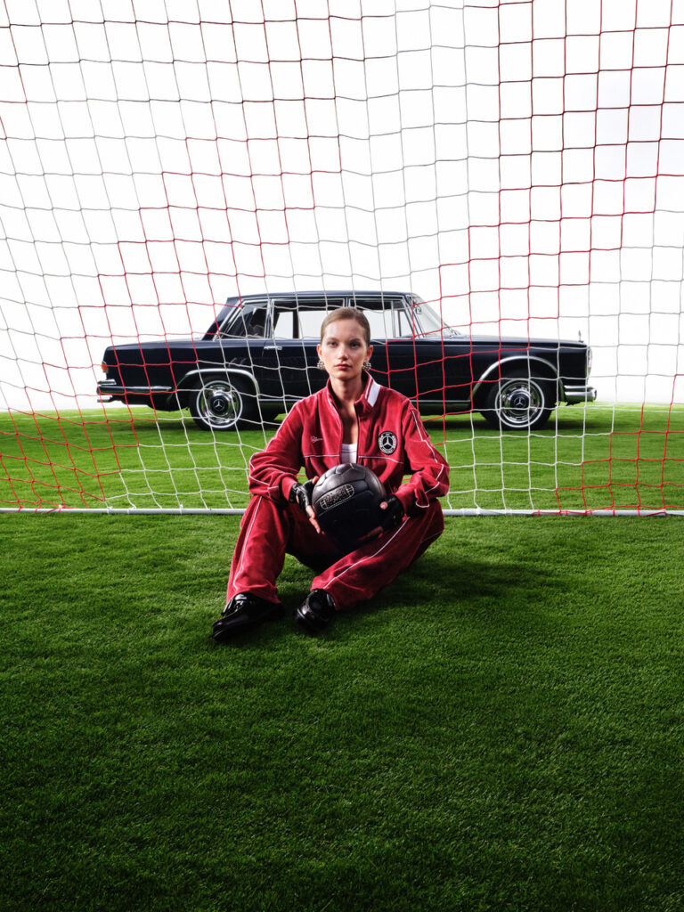 Sept voitures, sept étoiles : Mercedes-Benz et KidSuper rejouent l'histoire du football en mode 26 Mercedes Benz x KidSuper Fashion Collection Campaign 008