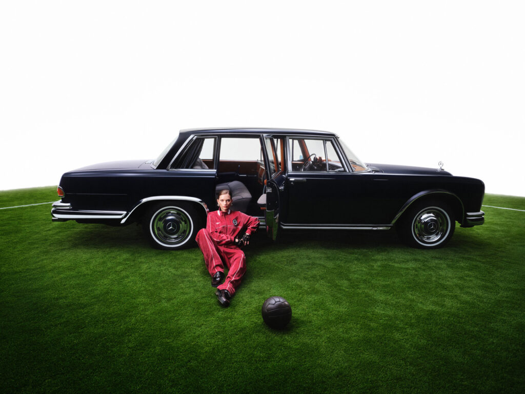 Sept voitures, sept étoiles : Mercedes-Benz et KidSuper rejouent l'histoire du football en mode 27 Mercedes Benz x KidSuper Fashion Collection Campaign 009