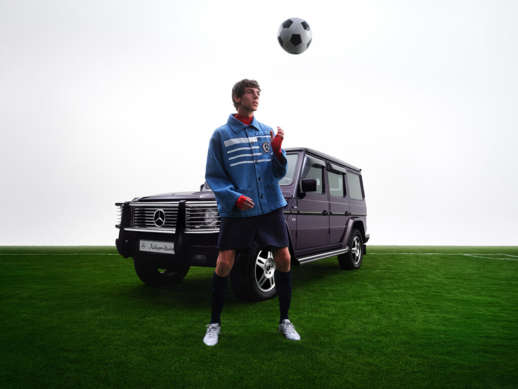 Sept voitures, sept étoiles : Mercedes-Benz et KidSuper rejouent l'histoire du football en mode 32 Mercedes Benz x KidSuper Fashion Collection Campaign 010