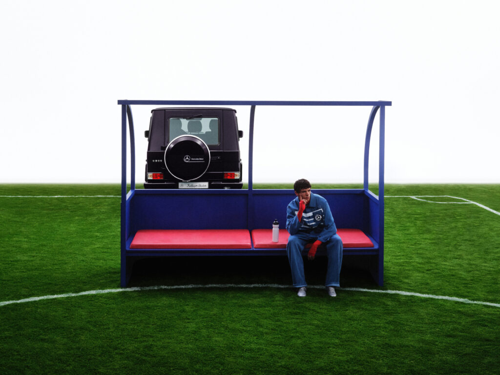 Sept voitures, sept étoiles : Mercedes-Benz et KidSuper rejouent l'histoire du football en mode 35 Mercedes Benz x KidSuper Fashion Collection Campaign 011