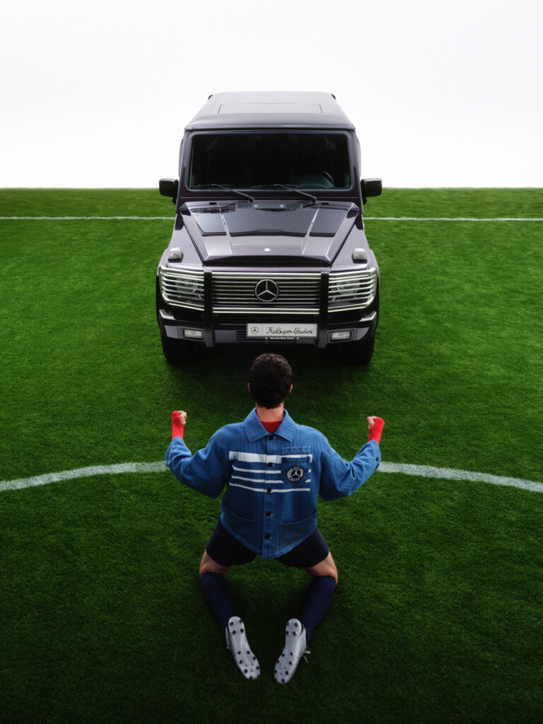 Sept voitures, sept étoiles : Mercedes-Benz et KidSuper rejouent l'histoire du football en mode 30 Mercedes Benz x KidSuper Fashion Collection Campaign 012