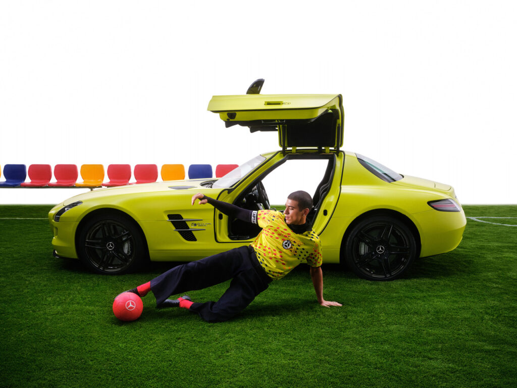 Sept voitures, sept étoiles : Mercedes-Benz et KidSuper rejouent l'histoire du football en mode 29 Mercedes Benz x KidSuper Fashion Collection Campaign 013