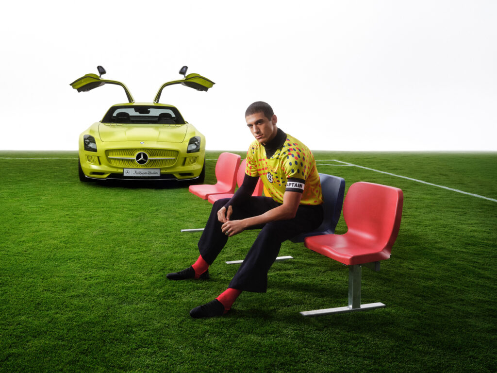 Sept voitures, sept étoiles : Mercedes-Benz et KidSuper rejouent l'histoire du football en mode 38 Mercedes Benz x KidSuper Fashion Collection Campaign 014