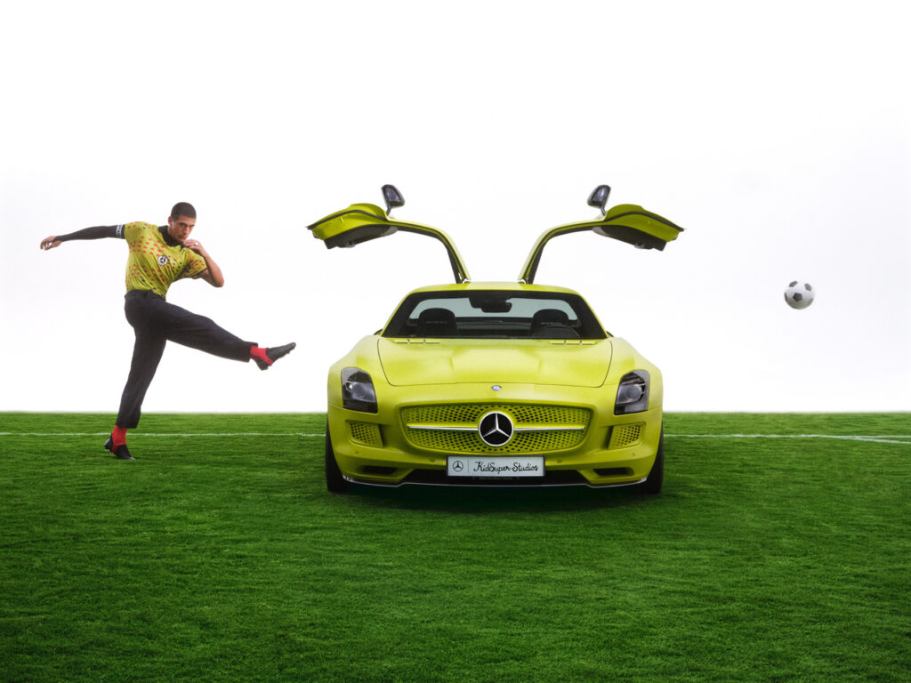 Sept voitures, sept étoiles : Mercedes-Benz et KidSuper rejouent l'histoire du football en mode 36 Mercedes Benz x KidSuper Fashion Collection Campaign 015