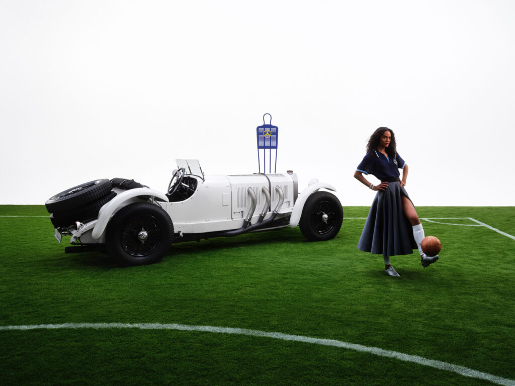 Sept voitures, sept étoiles : Mercedes-Benz et KidSuper rejouent l'histoire du football en mode 41 Mercedes Benz x KidSuper Fashion Collection Campaign 017