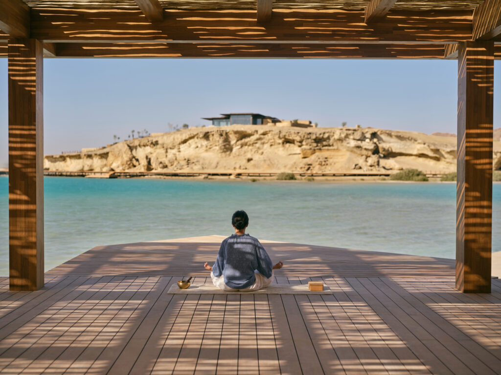AMAALA veut réinventer le voyage bien-être. À quelle échelle peut-on encore appeler cela un sanctuaire ? 45 Outdoor Yoga Pavilion with Lagoon Views