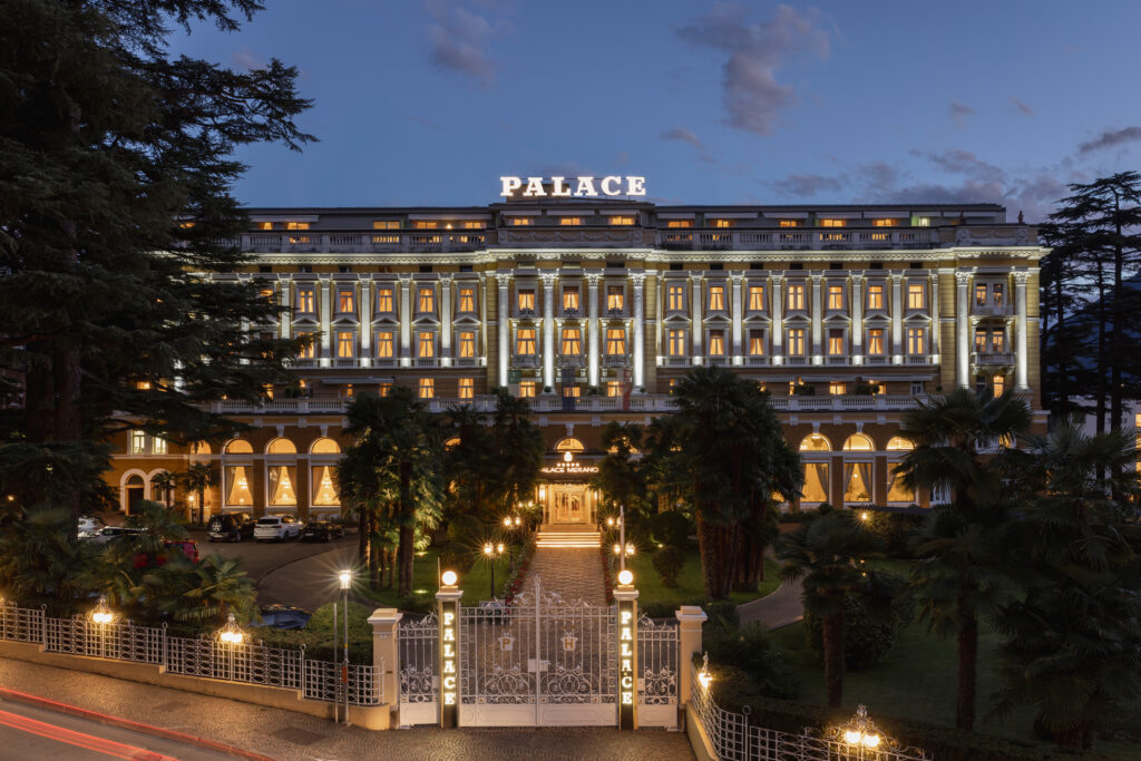 Palace Merano : à 120 ans, la longévité devient un art de vivre estival 26 PALACE MERANO FACADE NUIT © Moggi