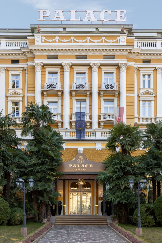 Palace Merano : à 120 ans, la longévité devient un art de vivre estival 25 PALACE MERANO FACADE © Moggi