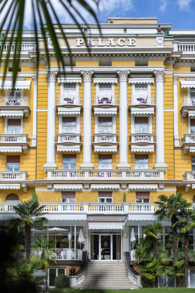 Palace Merano : à 120 ans, la longévité devient un art de vivre estival 27 PALACE MERANO VUE PARC 1 © Moggi