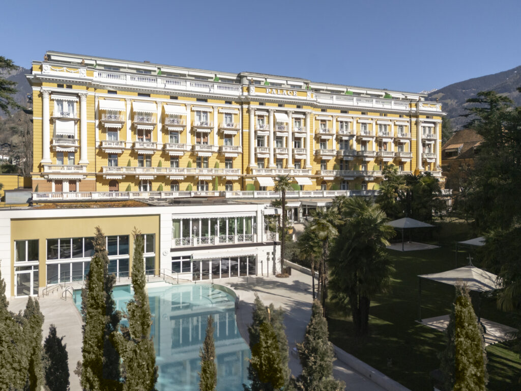 Palace Merano : à 120 ans, la longévité devient un art de vivre estival 29 PALACE MERANO VUE PARC ET PISCINE © Moggi