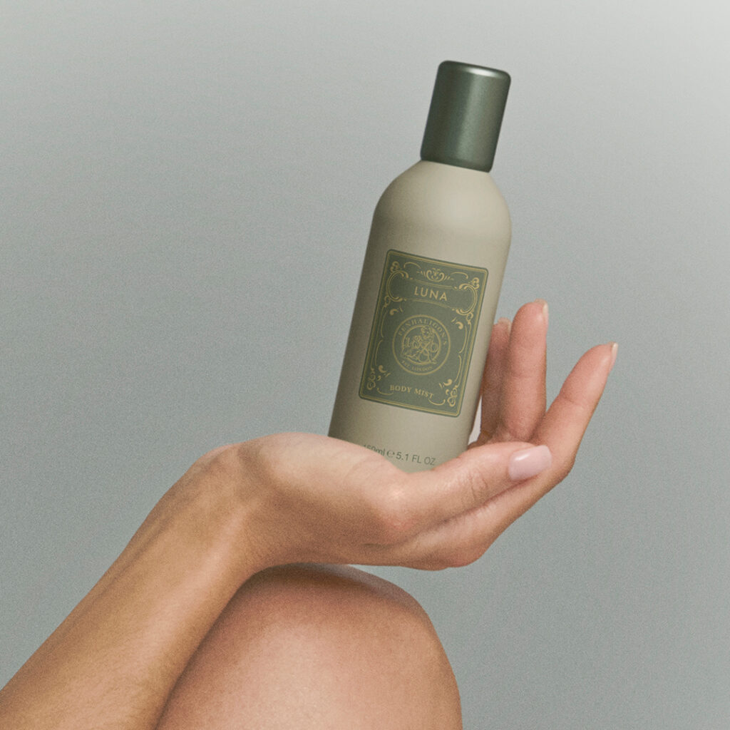 Penhaligon's mise sur le geste plutôt que sur le flacon 27 PEN BODY MIST 2026 PEN 20362 PEN 2026 BODY MISTS LUNA 2 OS CROPS 1080X1080
