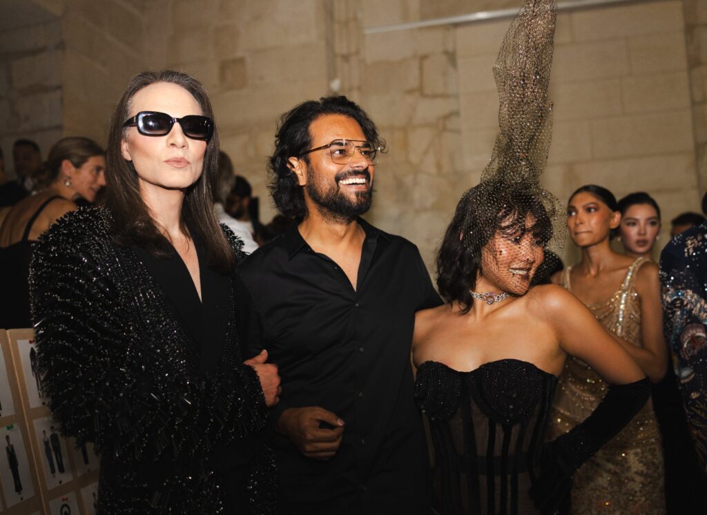 Rahul Mishra, DEVI : quand la broderie sculpte le corps comme la pierre 312 PHOTO 2026 07 07 05 01 19 2