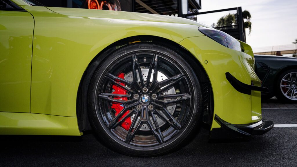 À Goodwood, le luxe automobile se joue aussi sur quatre points de contact 28 Pirelli BMW low res