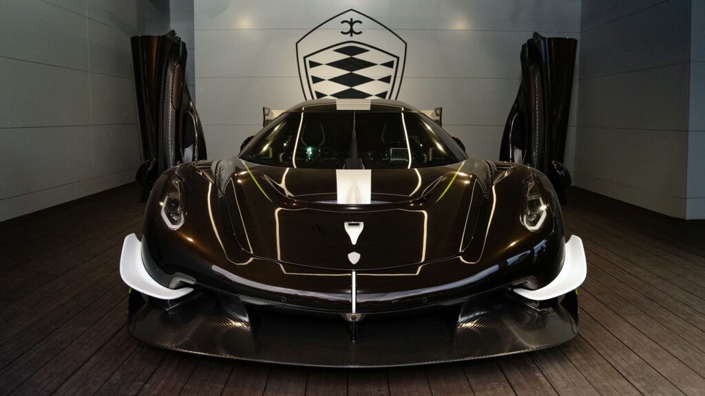 À Goodwood, le luxe automobile se joue aussi sur quatre points de contact 29 Pirelli Koenigsegg Sadairs Spear 00 low res