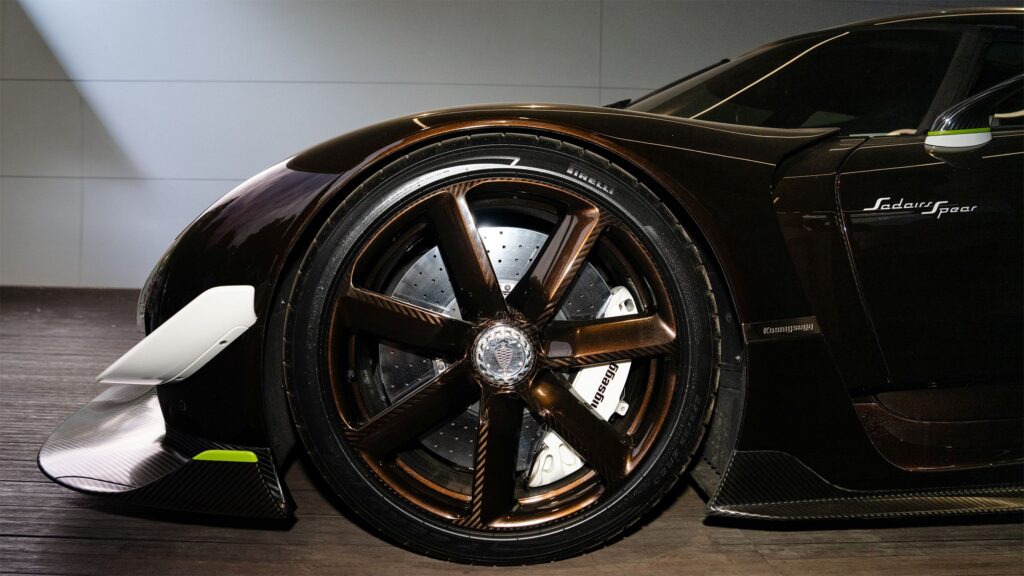 À Goodwood, le luxe automobile se joue aussi sur quatre points de contact 30 Pirelli Koenigsegg Sadairs Spear low res