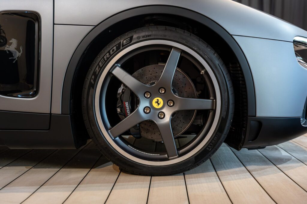 À Goodwood, le luxe automobile se joue aussi sur quatre points de contact 33 Pirelli P Zero E Ferrari Luce