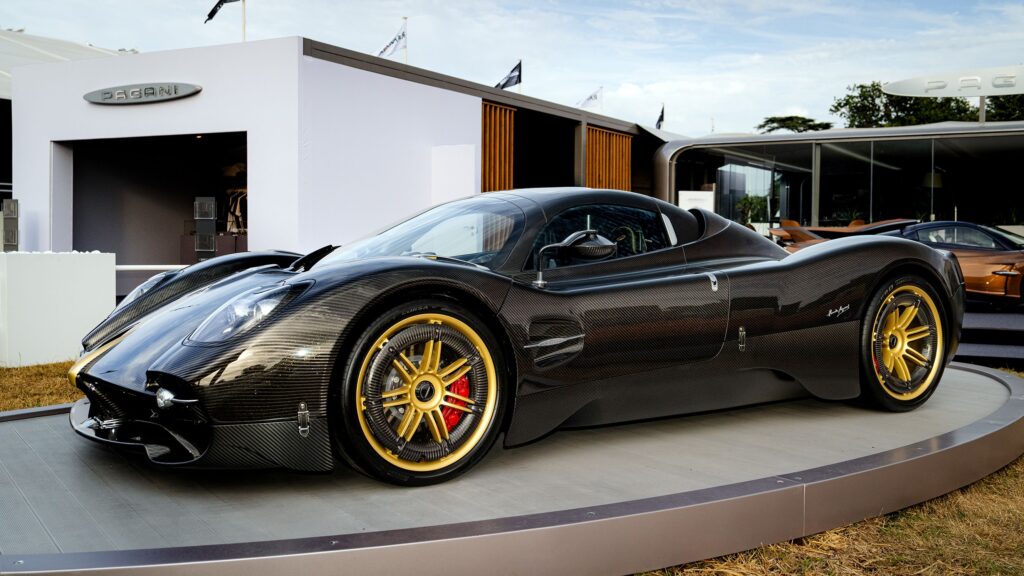 À Goodwood, le luxe automobile se joue aussi sur quatre points de contact 31 Pirelli Pagani 00 low res