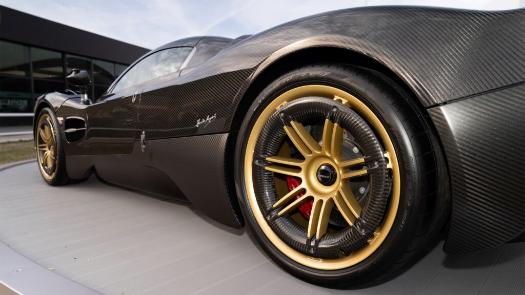 À Goodwood, le luxe automobile se joue aussi sur quatre points de contact 32 Pirelli Pagani low res