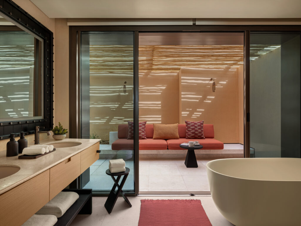 AMAALA veut réinventer le voyage bien-être. À quelle échelle peut-on encore appeler cela un sanctuaire ? 111 Pool Suite Bathroom