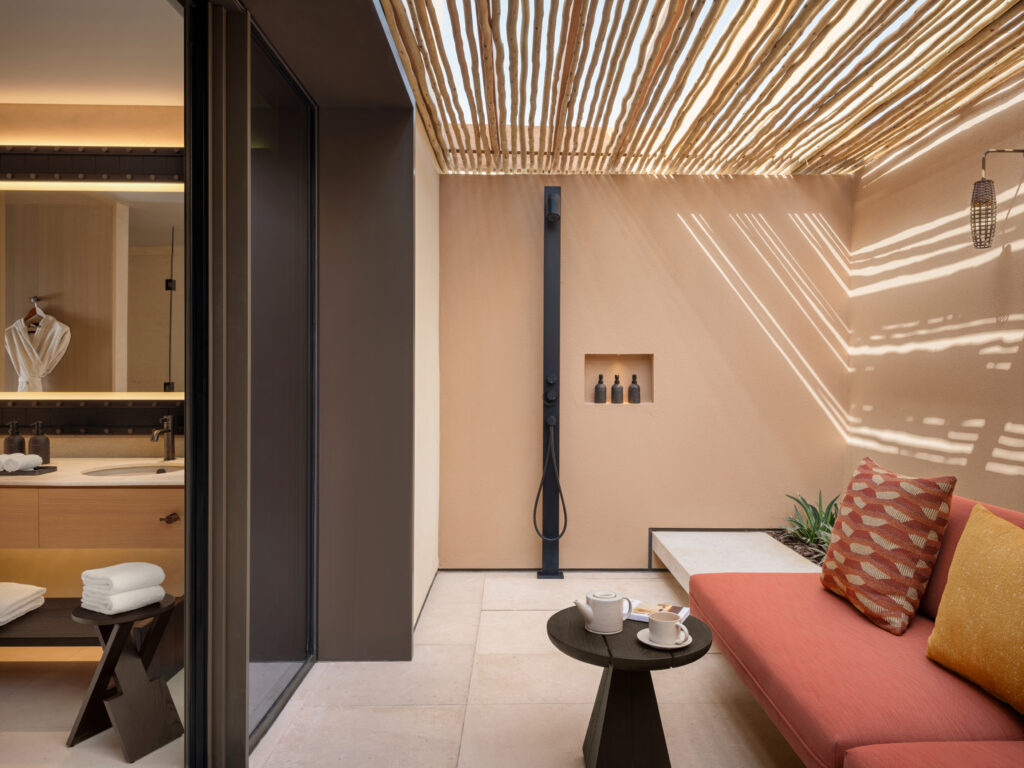 AMAALA veut réinventer le voyage bien-être. À quelle échelle peut-on encore appeler cela un sanctuaire ? 108 Pool Suite Open Air Shower
