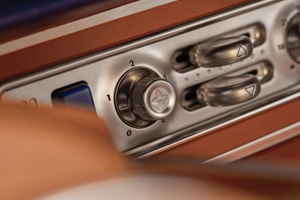 Louis Vuitton X Singer : quand l'automobile devient un terrain de savoir-faire 29 Porsche 911 Reimagined by Singer Classic 04