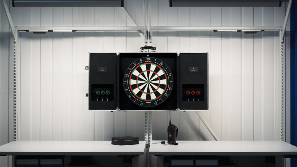 RIMOWA troque la valise pour la cible 25 RIMOWA Dartboard Case Campaign Stills HR 16x9 1