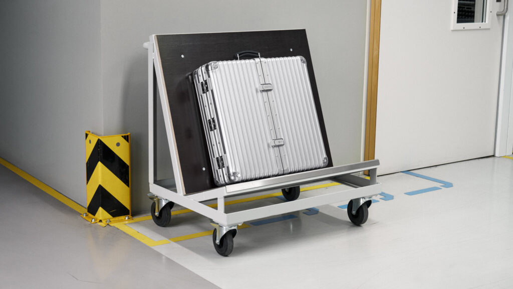 RIMOWA troque la valise pour la cible 26 RIMOWA Dartboard Case Campaign Stills HR 16x9 2