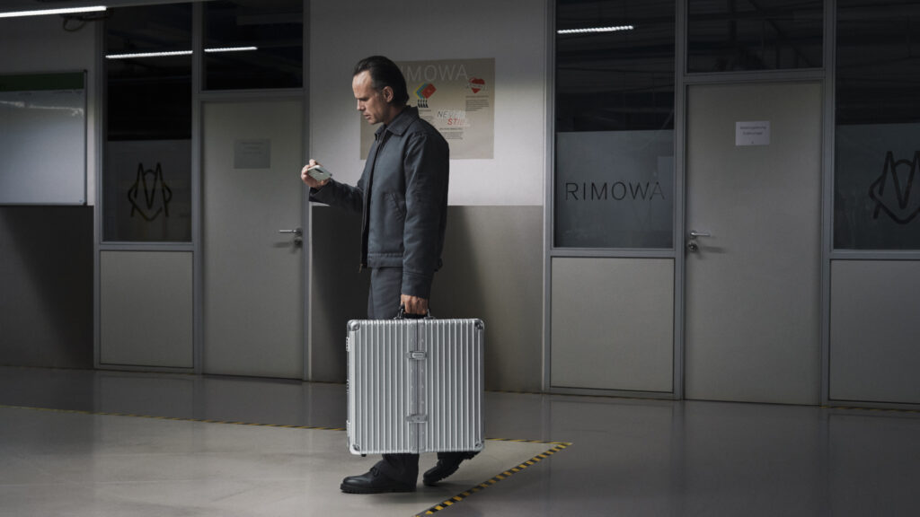 RIMOWA troque la valise pour la cible 28 RIMOWA Dartboard Case Campaign Stills HR 16x9 4