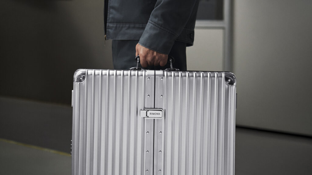 RIMOWA troque la valise pour la cible 29 RIMOWA Dartboard Case Campaign Stills HR 16x9 5