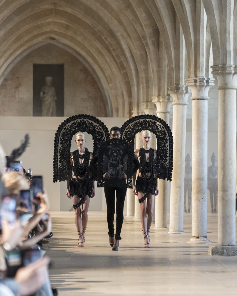 Rahul Mishra, DEVI : quand la broderie sculpte le corps comme la pierre 82 Rahul Mishra fashion show in Paris, Fall Winter 2026 Couture Fashion Week Photo by Valerio Mezzanotti