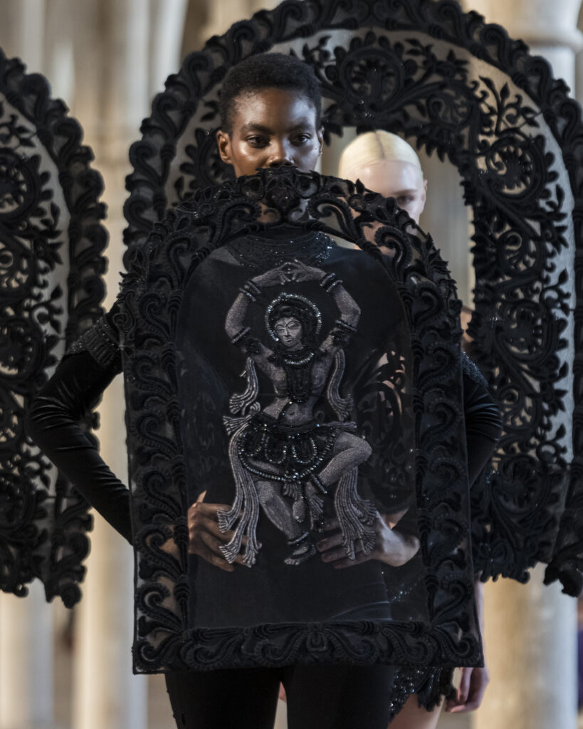 Rahul Mishra, DEVI : quand la broderie sculpte le corps comme la pierre 231 Rahul Mishra fashion show in Paris, Fall Winter 2026 Couture Fashion Week Photo by Valerio Mezzanotti